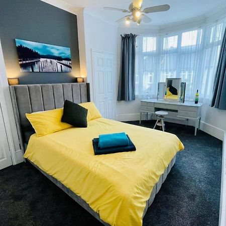 סאות'אנד און סי Flat In The Heart Of Leigh On Sea Less Than 2 Miles From The Beach מראה חיצוני תמונה